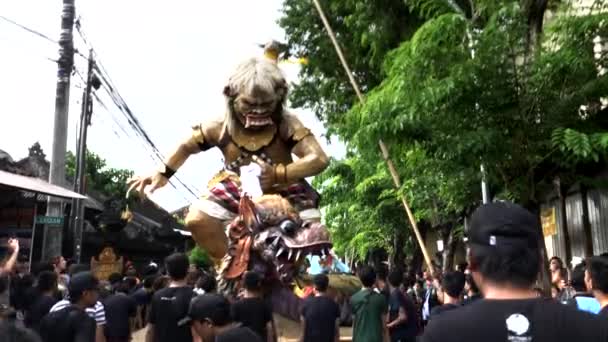 KUTA, INDONESIEN - 16. MÄRZ 2018: Eine große Aufnahme balinesischer Männer, die eine Ogoh-Ogoh-Statue für die Neujahrsparade bewegen — Stockvideo