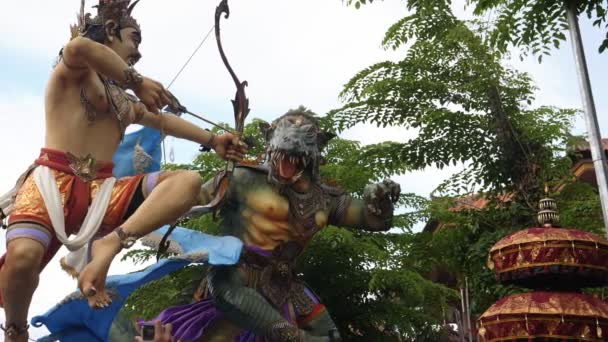 KUTA, INDONESIEN - 16. MÄRZ 2018: Zeitlupenaufnahme zweier rotierender Ogoh-Ogoh-Statuen auf einer Kuta-Straße in Bali während des neuen Jahres — Stockvideo