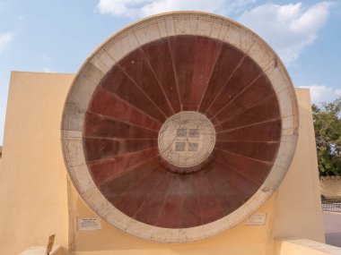 JAIPUR, INDIA - 21 Mart 2019: Jaipur, Hindistan 'daki Jantar Matar' da dairesel bir güneş saati, nadi valaya yantra