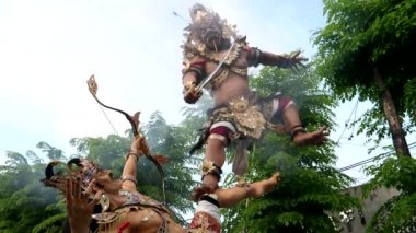 KUTA, INDONESIA - Mart, 16, 2018: Kuta 'daki nyepi geçit töreni için dumanlı bir ogoh-ogoh heykeli geniş kare