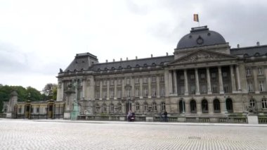 BRÜKSEL, BELGIUM - 13 Ekim 2017: Brüksel 'deki kraliyet sarayının geniş açılı görüntüsü