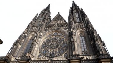 Prag 'daki St. Vitus katedralinin geniş açılı bir görüntüsü.
