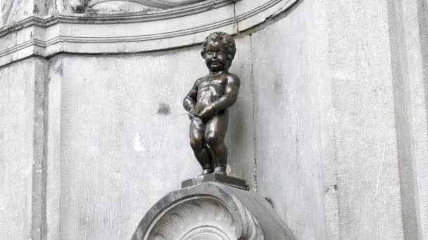BRYSSEL, BELGIEN - OKTOBER, 13, 2017: en närbild av den berömda bronsstatyn och fontänen, skyltdocka-pis, i Bryssel — Stockvideo
