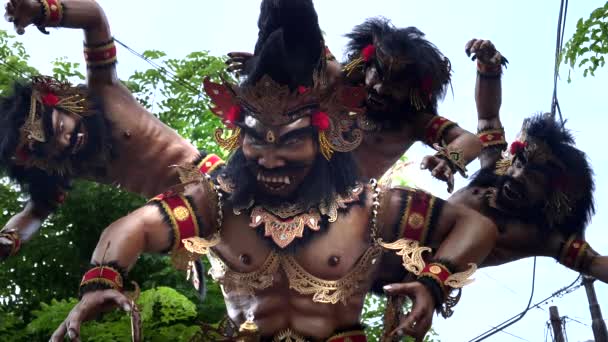 KUTA, INDONÉSIA - MARÇO, 16, 2018: uma estátua de ogoh-ogoh de várias cabeças em kuta para o desfile de nyepi na ilha de bali — Vídeo de Stock