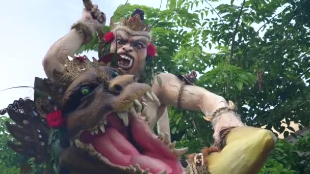 KUTA, INDONESIA - 16 DE MARZO DE 2018: primer plano extremo de una estatua de ogoh-ogoh y dragón en una calle kuta de bali — Vídeos de Stock