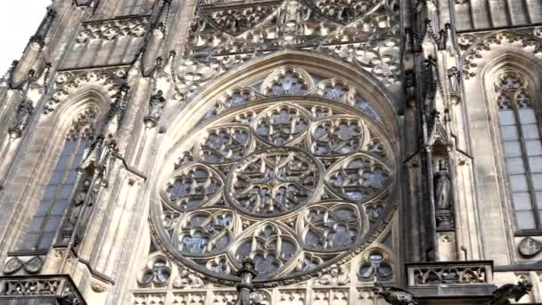 Exterior shot of a stained window at st vitus cathedral in prague — Stock Video