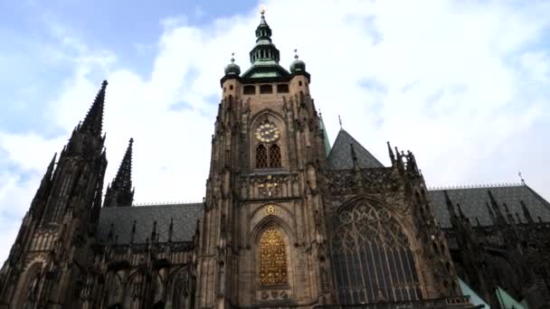 Um clipe direito panning da catedral st vitus em prague — Vídeo de Stock