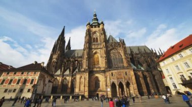 PRAG, CZECH REPUBLIC - 10 Ekim 2017: Prag 'daki St. vitus katedralinin dış cephesinin ultra geniş açılı görüntüsü