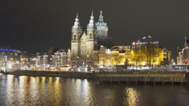 AMSTERDAM, NETHERLANDS-OCTOBER, 11, 2017: Amsterdam 'daki Basilica St. Nicholas' ın geniş gece görüntüleri