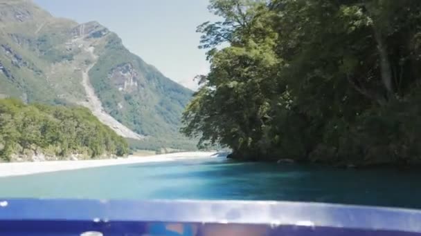 Jízda tryskovým člunem po řece Wilkin v Novém Zélandu — Stock video