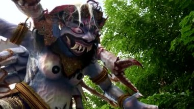 KUTA, INDONEZYA - Mart, 16, 2018: Nyepi geçit töreninden önce bir kuta caddesinde dönen ogoh-ogoh