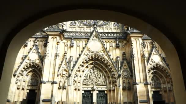 Vergrößern Sie die Vorderseite des St. Vitus-Doms, eingerahmt von einem Torbogen, auf der Prager Burg — Stockvideo