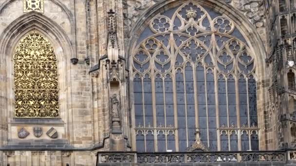 Primer plano inclinación abajo tiro de st vitus catedral en praga — Vídeo de stock
