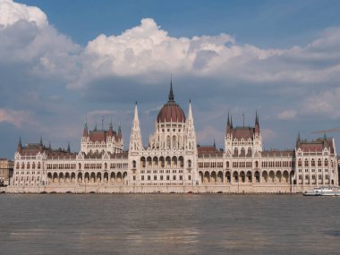 Budapeşte 'deki Macar parlamentosu ve Tuna nehrinin gündüz görüşü