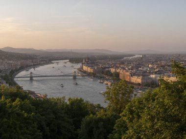Budapeşte 'de Citadella' dan günbatımında zincir köprü ve Tuna Nehri manzarası