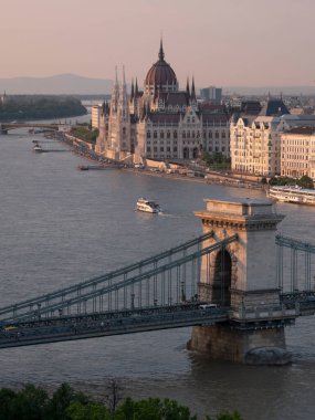 Budapeşte 'deki Macaristan parlamentosu ve zincir köprüsünün gün batımına yakın