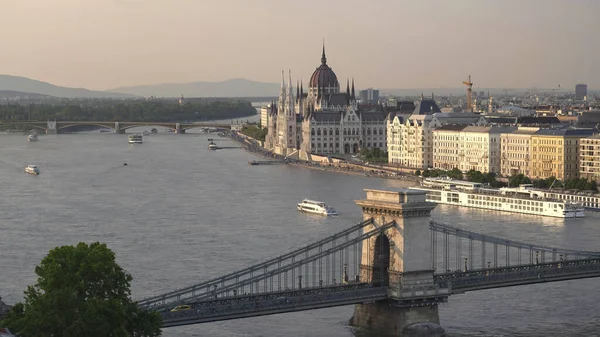 Primer plano de puente de cadena y el parlamento húngaro en budapest al atardecer —  Fotos de Stock