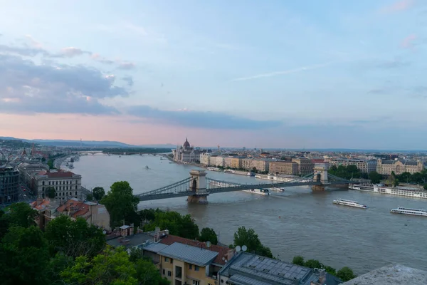 Jarní západ slunce pohled na město budapest a Dunaj řeka z Buda hrad v Budapest — Stock fotografie