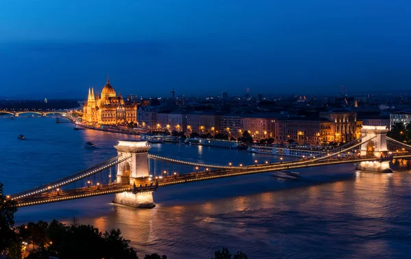 Skymning skott av kedjebro, Danube floden och staden Budapest — Stockfoto