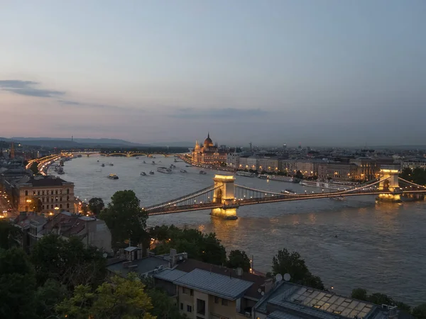 Široký pohled za soumraku města budapest a Dunaj řeka od Buda hrad v Budapest — Stock fotografie
