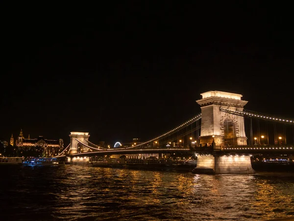 Noční boční pohled na řetězový most a řeku Danube v Budapest — Stock fotografie