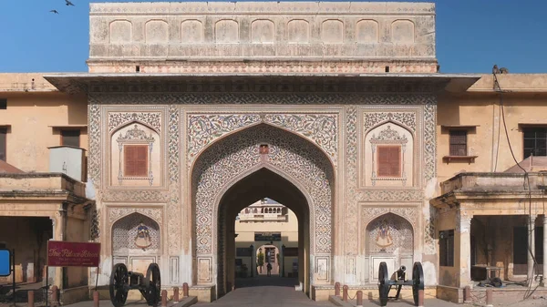 JAIPUR, ÍNDIA - MARÇO 22, 2019: ampla vista da arcada com canhão antigo na entrada do palácio da cidade em Jaipur — Fotografia de Stock