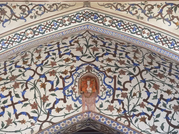 Une statue de ganesha au-dessus d'une arche d'entrée du palais de la ville à Jaipur — Photo