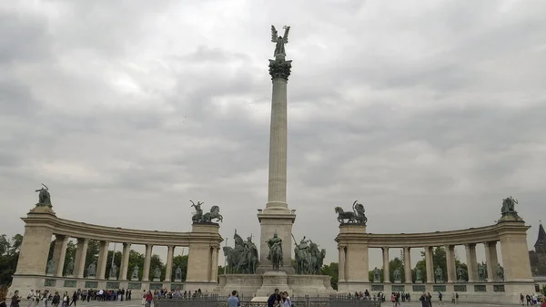 BUDAPEST, HUNGARY-MAY, 2019年5月27日：千年纪念碑全景 — 图库照片