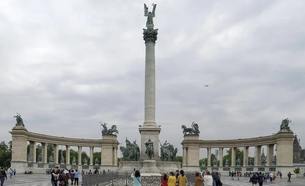 BUDAPEST, HUNGRÍA - 27 DE MAYO DE 2019: vista frontal del monumento del milenio — Foto de Stock