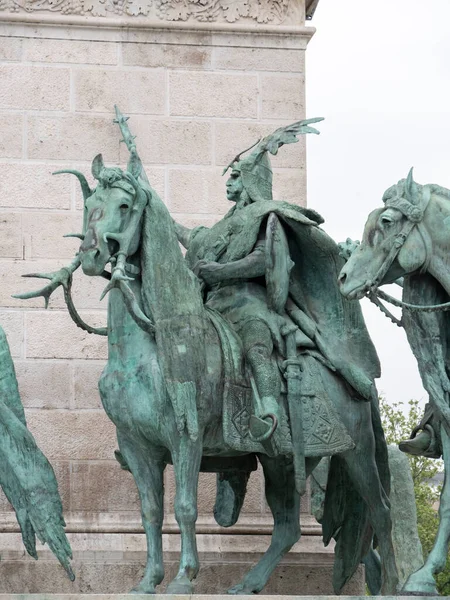 BUDAPEST, HONGARIJE - MEI, 27, 2019: een van de zeven oversten van de magyaren standbeelden op helden plein — Stockfoto