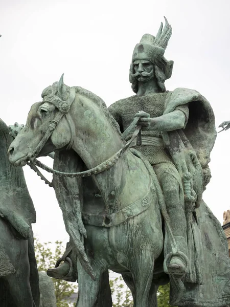 BUDAPEST, HUNGRÍA - 27 DE MAYO DE 2019: primer plano de una de las siete estatuas de los jefes de los magiares en la plaza de los héroes —  Fotos de Stock
