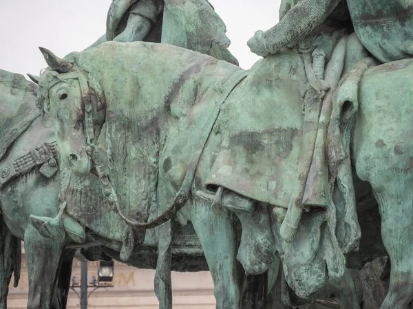 BUDAPEST, HONGRIE - 27 MAI 2019 : gros plan d'une statue de cheval sur la place des héros — Photo