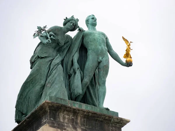 BUDAPEST, HUNGARY-MAY, 2019年5月27日：英雄广场的知识与荣耀的一对雕像 — 图库照片