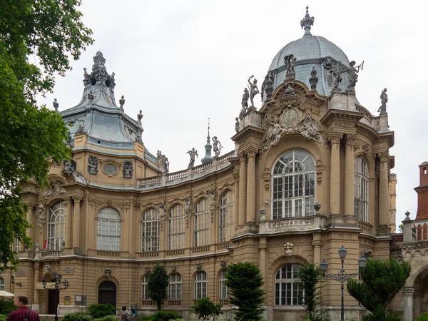 BUDAPEST, HUNGRÍA - 27 DE MAYO DE 2019: exterior del museo de la agicultura húngara — Foto de Stock