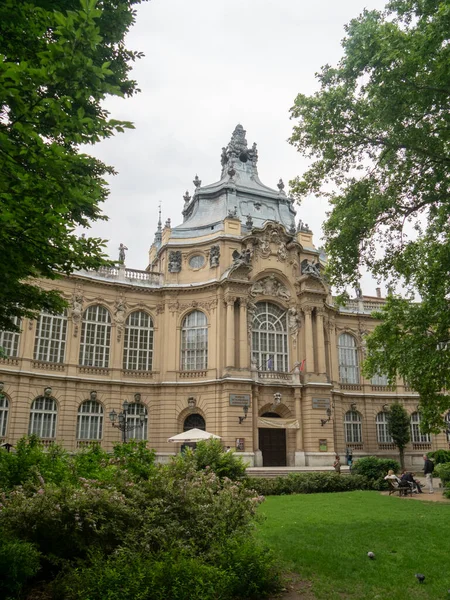 BUDAPEST, HUNGRÍA - 27 DE MAYO DE 2019: frente al museo de la agricultura húngara — Foto de Stock