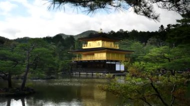 KYOTO, JAPONYA - 15 Nisan 2018: Kinkaku-ji Tapınağı, aynı zamanda altın pavyon olarak da bilinir.