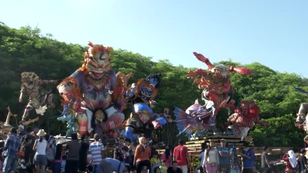 KUTA, INDONESIEN - 18. MÄRZ 2018 Menschenmassen bei der Besichtigung der Ogoh-Ogoh-Statuen am Strand von Kuta auf Bali — Stockvideo