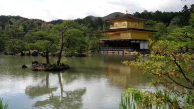 KYOTO, JAPONYA - 15 Nisan 2018: Kyoto Kinkaku-ji Tapınağı 'nın bahar öğleden sonra manzarası