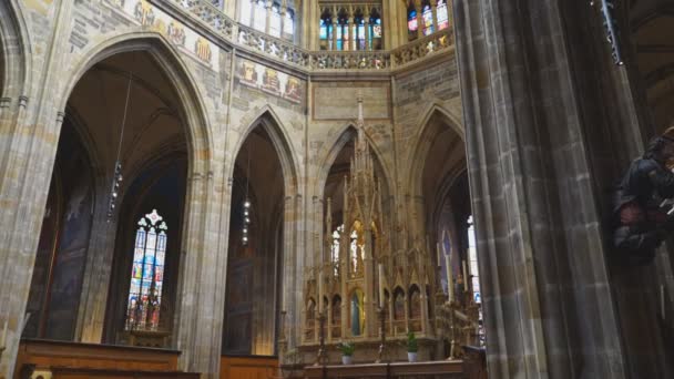 PRAGUE, CZECH REPUBLIC - OCTOBER, 10, 2017: tilt up shot of the high altar inside st vitus cathedral in prague — Stock Video