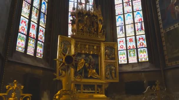 PRAGUE, REPÚBLICA CHECA - OUTUBRO, 10, 2017: tiro de gimbal passando por uma pintura dentro da catedral st vitus em praga — Vídeo de Stock