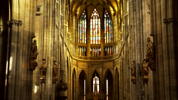 PRAGUE, CZECH REPUBLIC - OCTOBER, 10, 2017: interior close of st vitus cathedral in prague castle — Stock Video