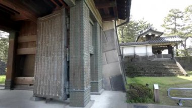 Tokyo 'daki İmparatorluk Sarayı' na açılan antik Hirakawa kapısının geniş açılı görüntüsü.