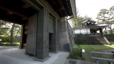 Tokyo 'daki İmparatorluk Sarayı' nın Hiriakawa kapısına yakınlaş.