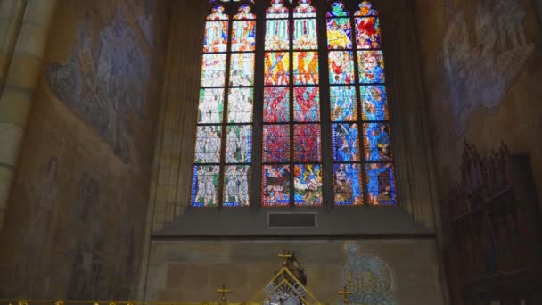 PRAGUE, CZECH REPUBLIC - OCTOBER, 10, 2017: a tilt up clip of a window in the nave of st vitus cathedral in prague castle — Stock Video