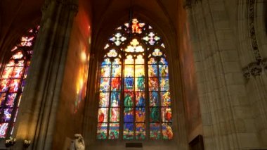 PRAG, CZECH REPUBLIC - 10 Ekim 2017: Prag 'daki St. Vitus Katedrali' ndeki mermer heykel ve vitray pencere