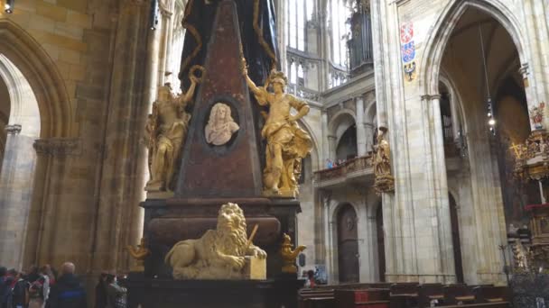 PRAGUE, CZECH REPUBLIC - OCTOBER, 10, 2017: a gimbal shot walking past the monument to count leopold slik at st vitus cathedral in prague castle — Stock Video