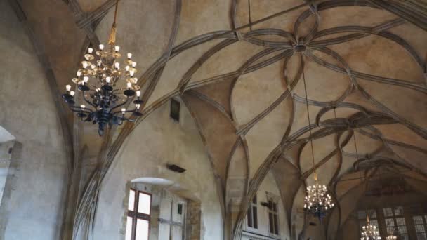 PRAAG, TSJECHIË REPUBLIEK - OKTOBER, 10, 2017: panning shot van de oude koninklijke paleizen plafond bij Praagse kasteel in Praag — Stockvideo
