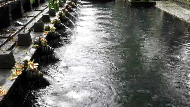 dešťová bouře v chrámu svaté vody na ostrově Bali