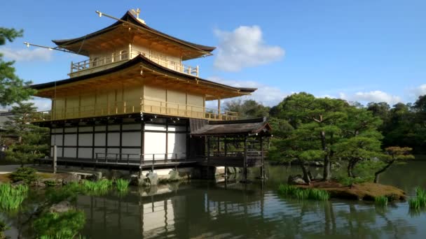 KYOTO, JAPÃO - 15 de abril de 2018: visão traseira do templo kinkakuji em kyoto — Vídeo de Stock