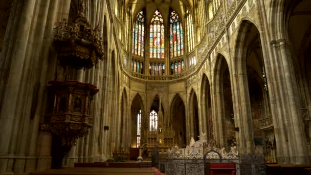 PRAG, TJECKIEN - OKTOBER, 10, 2017: predikstolen inuti st vitus katedralen på Prague Castle — Stockvideo